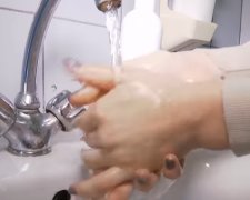 Ученые заявили об опасностях ношения резиновых перчаток. Фото: скриншот Youtube