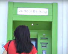 Банкомат "ПриватБанку". Фото: скріншот YouTube-відео.