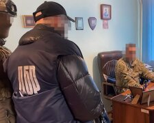 У ГБР упіймали співробітника ТЦК на хабарах - ліжко в доларах та злитках золота