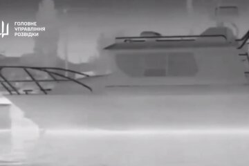 Чистять Чорне море від орків: ГУР пустило на дно черговий катер окупантів – ефектні кадри