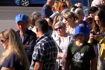 Люди. Фото: скріншот YouTube-відео