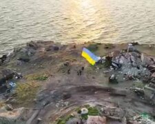 Прапор України на острові Зміїний. Фото: скріншот Telegram-відео
