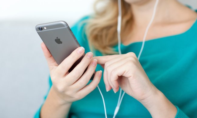 Смартфоны меняют человеческий скелет. Стало известно, кто в опасности