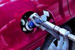 Заправка автомобиля газом. Фото: скриншот YouTube