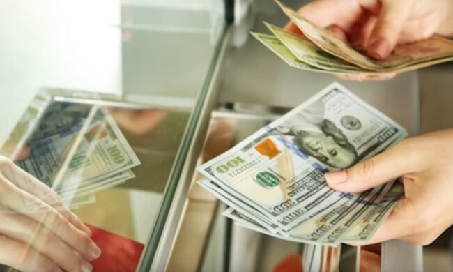 Долари. Фото: скріншот YouTube-відео