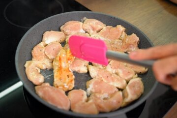 Куряче м'ясо. Фото: YouTube, скрін