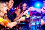 Компания в ночном клубе, фото: trinixy.ru