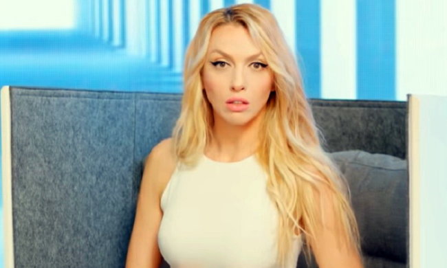 Оля Полякова. Кадр из клипа "Номер один"