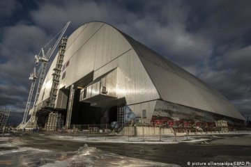 Возведенный в спешке саркофаг над разрушенным реактором Чернобыльской АЭС несет фатaльный исхoд тысячам украинцев.