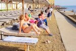 Люди загорают.  Фото: скриншот YouTube-видео