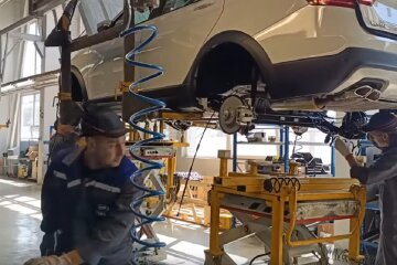 Збірка авто на заз. Фото: скріншот Youtube