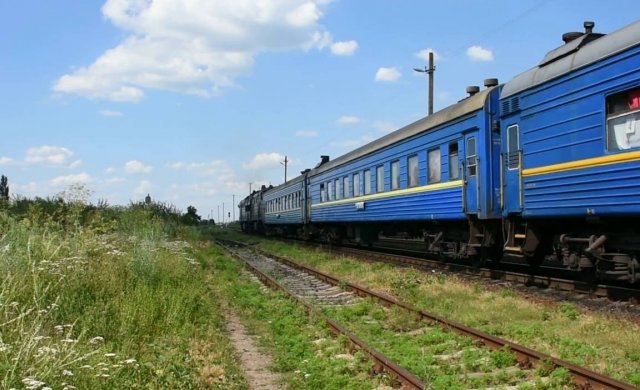 Возле Львова вспыхнул поезд: пассажирам пришлось тушить и таскать воду из озера. Фото и видео