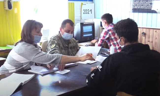 Работа ТЦК. Фото: скриншот YouTube-видео