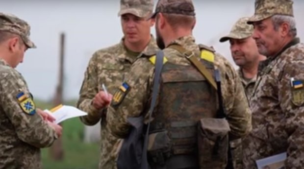 На Донбассе ранены три солдата. Фото: скриншот YouTube