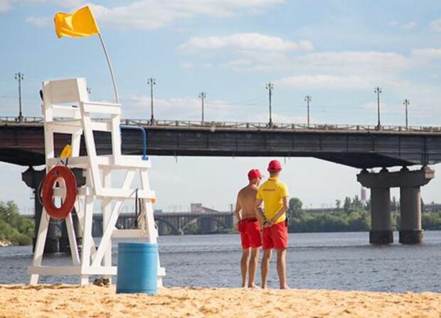 На пляжах Киева появились новые флаги: где категорически запретили купаться