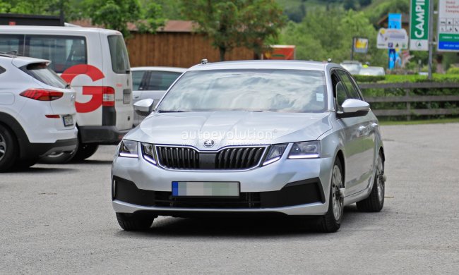 Новейшую Skoda Oktavia-2020 "засекли" на обычной дороге. Фото