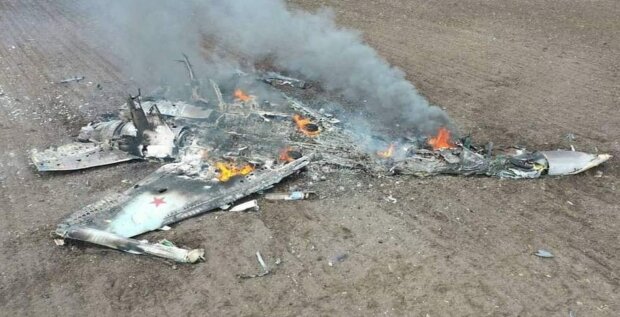 Горит сбитый вражеский самолет Фото: Facebook ВСУ ВСУ
