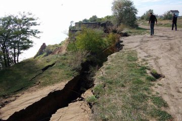Под Одессой пляж оказался погребен под оползнем: украинцы молятся, чтобы под ним не оказалось людей (фото)