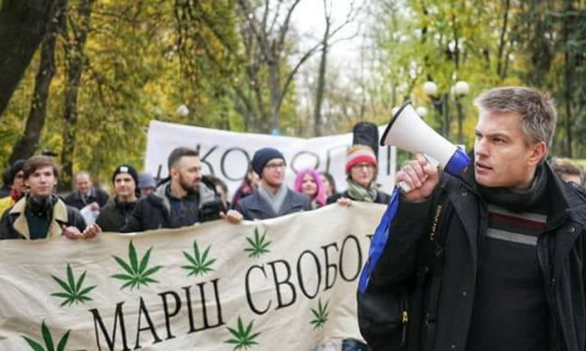Конопляный марш свободы: улицы Киева наводнили активисты с плакатами (фото, видео)