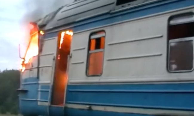 В Киеве сгорела электричка. Фото: скриншот Youtube