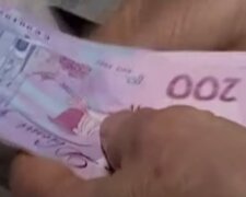 Гроші. Фото: скріншот YouTube