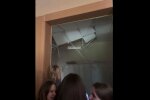 Моторошна НП у Києві: серед уроків у школі обвалилася стеля. Відео