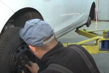 Замена шин. Фото: скриншот YouTube-видео