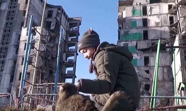 Девочка на фоне разрушенного дома. Фото: скриншот YouTube-видео