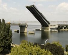 В Николаеве самопроизвольно "развелся" мост. Фото: скрин youtube