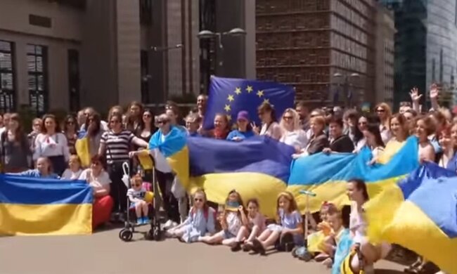 Прапори України та ЄС. Фото: скріншот YouTube-відео