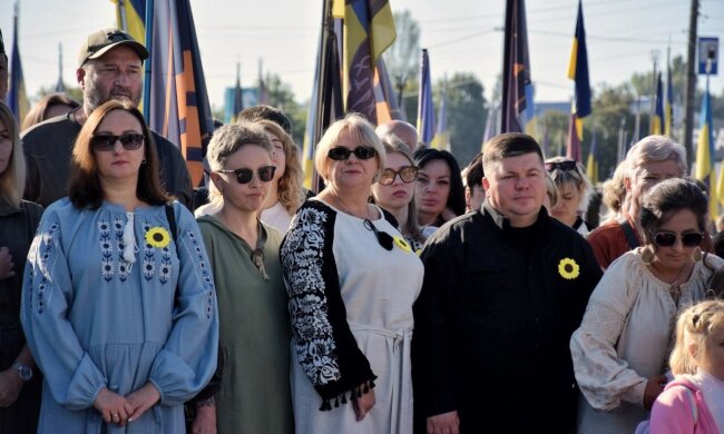На Подоле почтили память украинских Защитников и Защитниц
