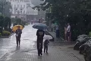 Влітку дощ. Фото: скріншот YouTube-відео