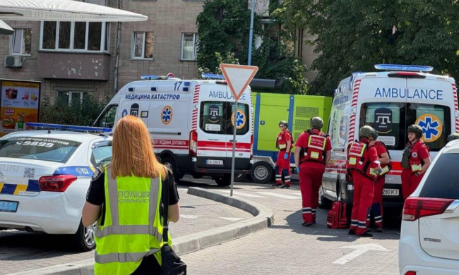 В Черкассах мужчина с оружием захватил Макдональдс - видео