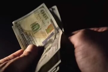 Долари. Фото: скріншот YouTube-відео