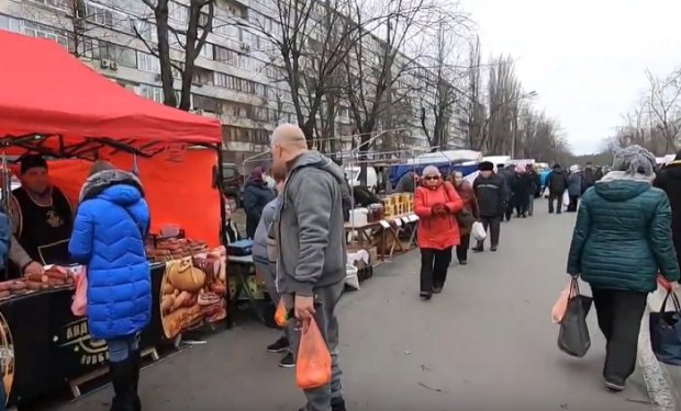 В Киеве, несмотря на карантин, проводятся продовольственные ярмарки. Фото: скриншот YouTube