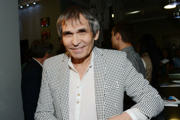 Бари Алибасов совсем плохой: выпал из инвалидной коляски и загадил студию. Видео