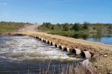 Самодельный мост едва не уничтожил реку: вовремя вмешалась Госэкоинспекция