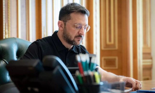 Президент Зеленський, підписання закону. Фото: Telegram