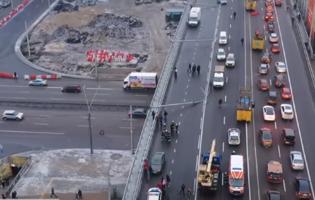 Кто виновен в падении электростолбов на Шулявском мосту. Фото: YouTube, скрин