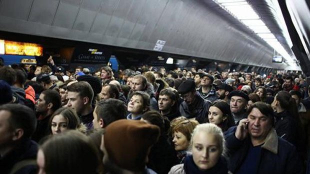 ЧП в Киевском метрополитене: общий сбой по всей сети. Переполох и давка