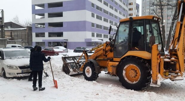 Прибирання снігу. Фото: Стіна