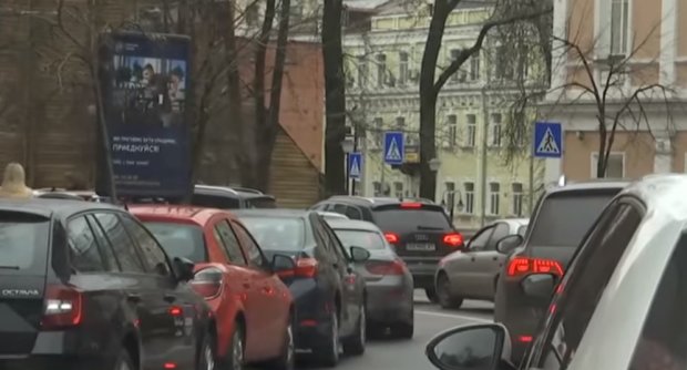 Киев скуют пробки. Фото: скрин ТСН