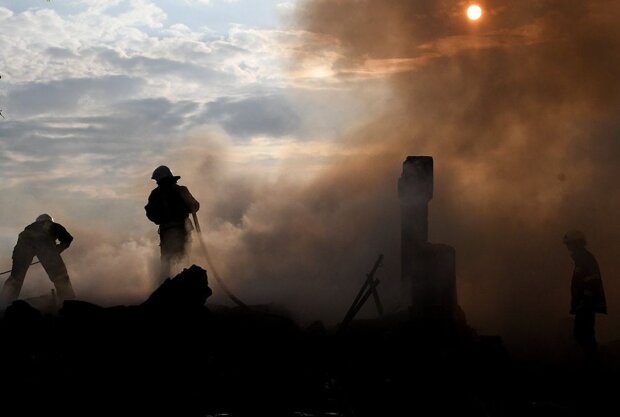 Гасіння пожежі. Фото: ДСНС України