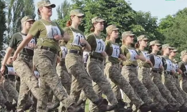 Дівчата у ЗСУ. Фото: скріншот YouTube-відео