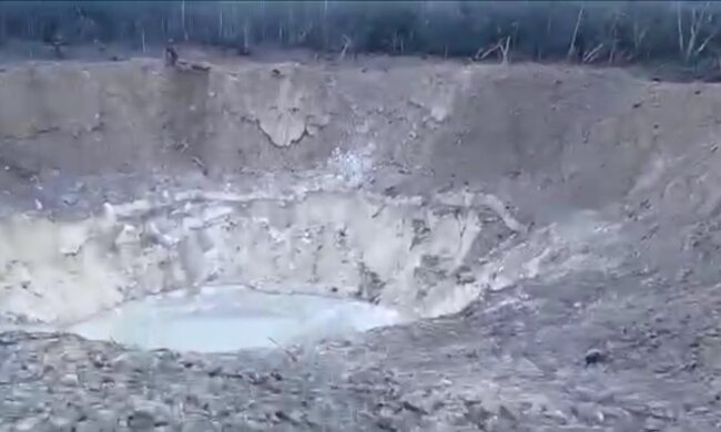 Вирва після вибуху. Фото: скрін відео