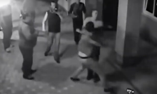 Уличная драка. Фото: скриншот видео