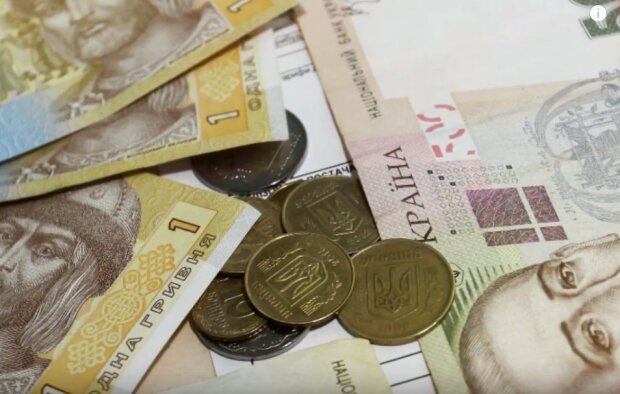 Украинские деньги. Фото: скриншот YouTube