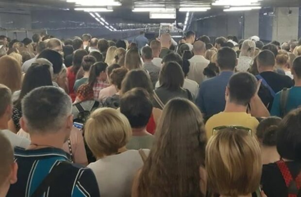 В Киевском метро полно людей, какая там дистанция: "Сто тысяч человек стоят"