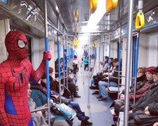 Человек-паук поселился в метро