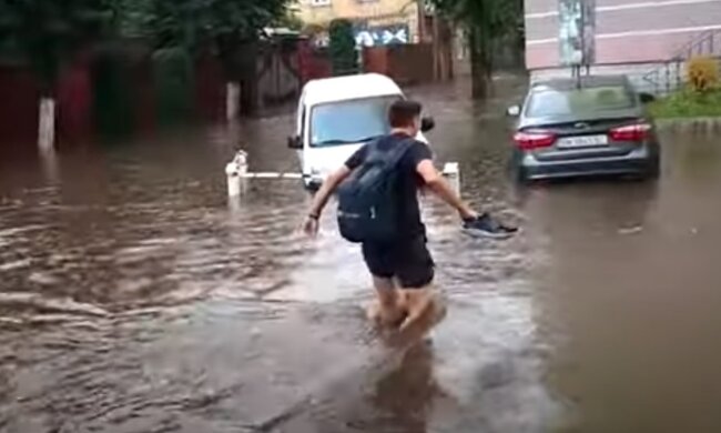 Ровно ушел под воду: стихия разбушевалась, деревья ломались словно спички – кадры разрушений